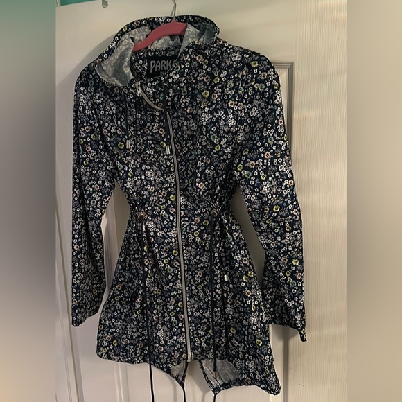 Atmosphere parka in a pocket windbreaker size medium. - Picture 4 of 4